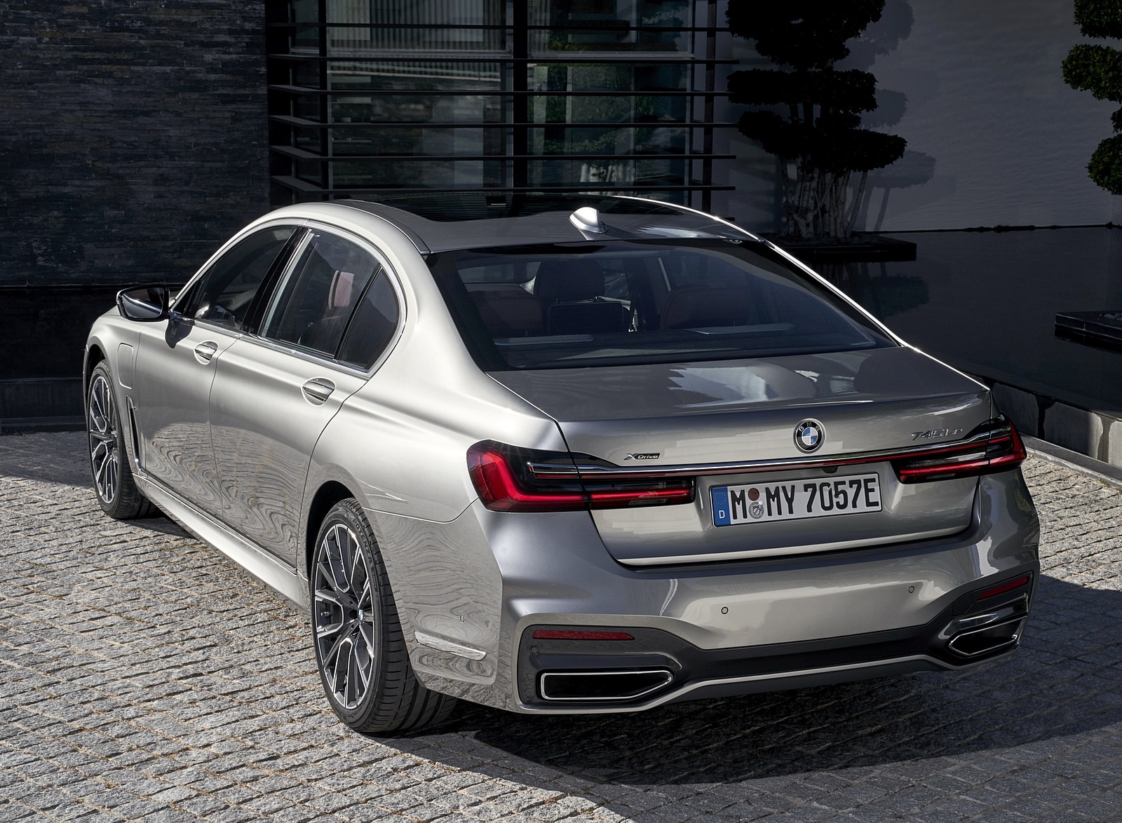 2020 BMW 7-Series 745Le xDrive Plug-In Hybrid Rear Three-Quarter Wallpapers #34 of 131