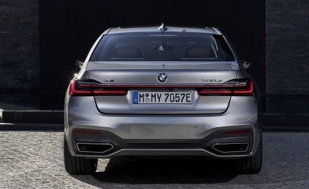2020 BMW 7-Series 745Le xDrive Plug-In Hybrid Rear Wallpapers 450x275 (35)