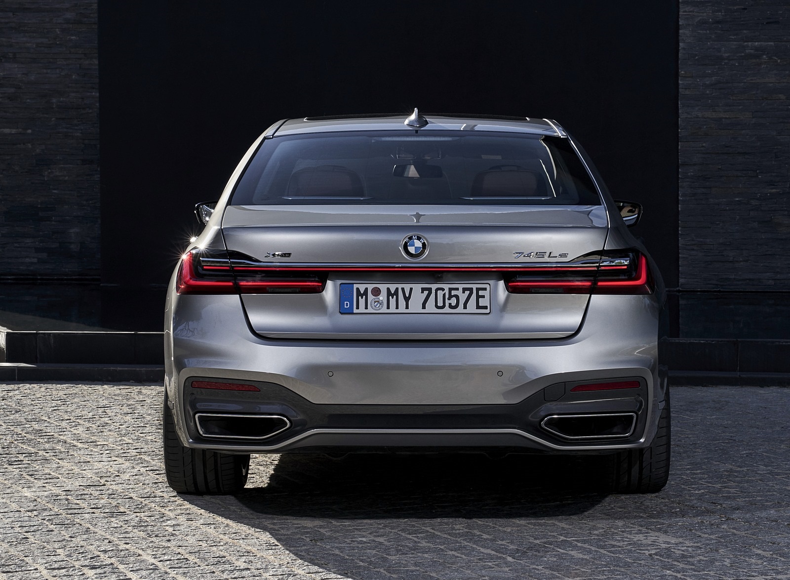 2020 BMW 7-Series 745Le xDrive Plug-In Hybrid Rear Wallpapers #35 of 131