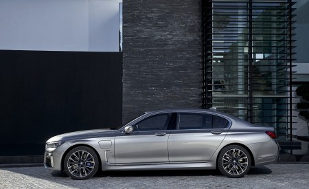2020 BMW 7-Series 745Le xDrive Plug-In Hybrid Side Wallpapers 450x275 (30)