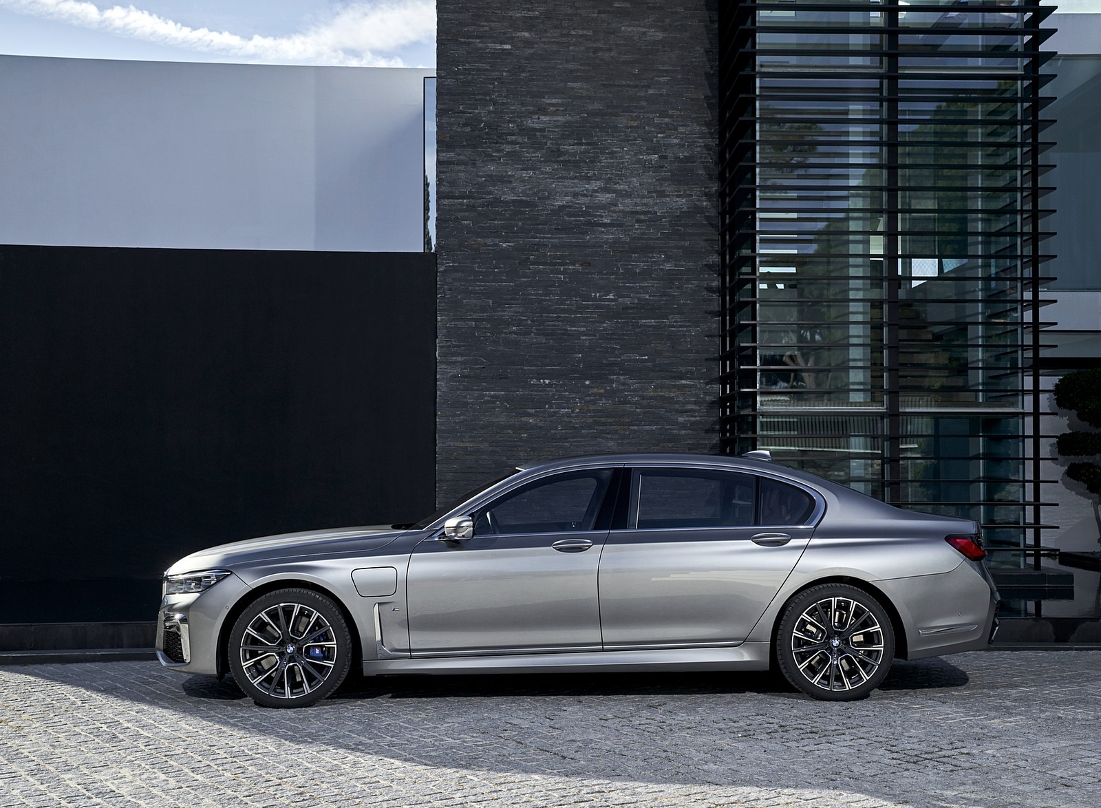 2020 BMW 7-Series 745Le xDrive Plug-In Hybrid Side Wallpapers #30 of 131