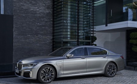 2020 BMW 7-Series 745Le xDrive Plug-In Hybrid Side Wallpapers 450x275 (31)