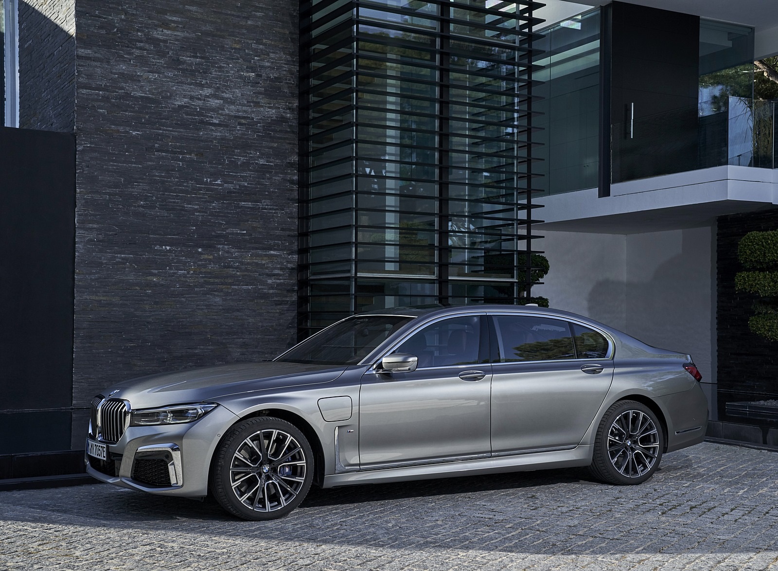 2020 BMW 7-Series 745Le xDrive Plug-In Hybrid Side Wallpapers #31 of 131