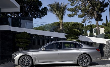 2020 BMW 7-Series 745Le xDrive Plug-In Hybrid Side Wallpapers 450x275 (32)