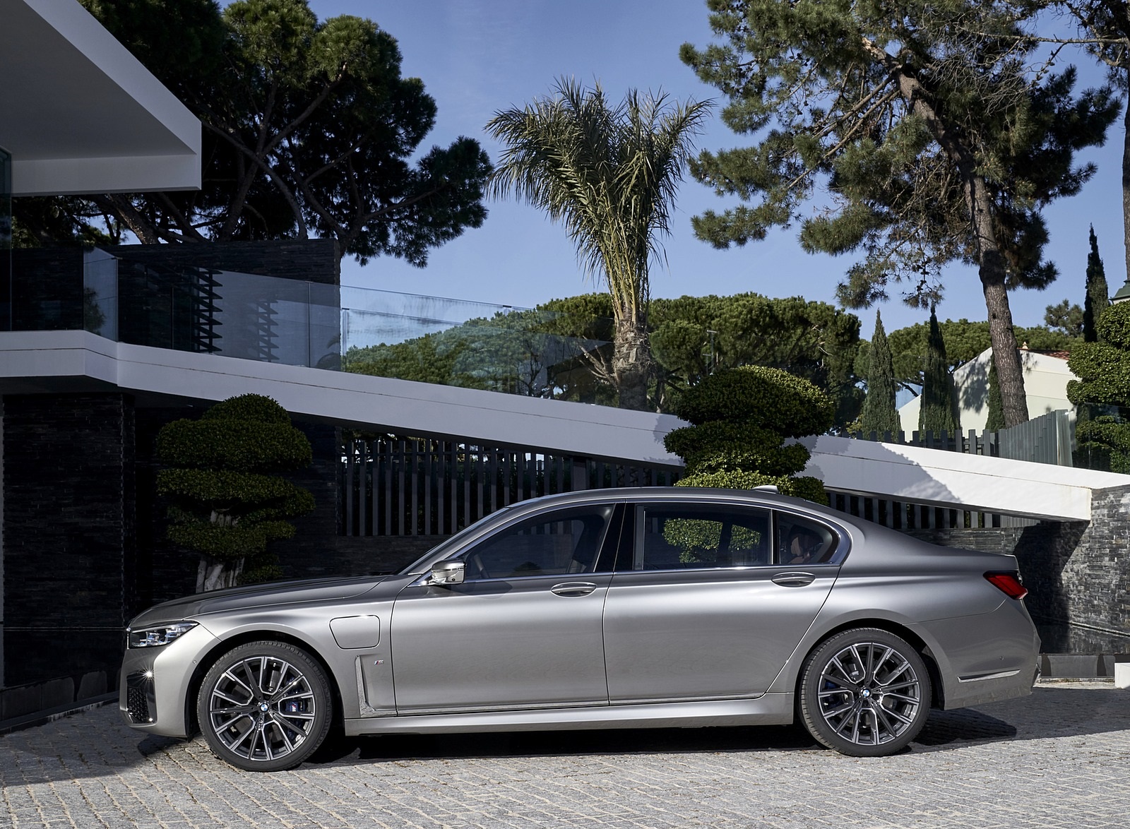 2020 BMW 7-Series 745Le xDrive Plug-In Hybrid Side Wallpapers #32 of 131