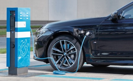 2020 BMW 7-Series Plug-In Hybrid Charging Wallpapers 450x275 (124)