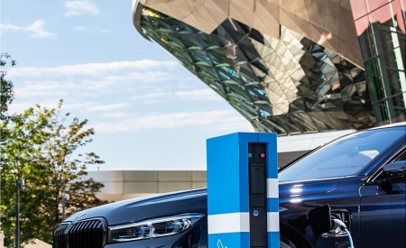 2020 BMW 7-Series Plug-In Hybrid Charging Wallpapers 450x275 (125)