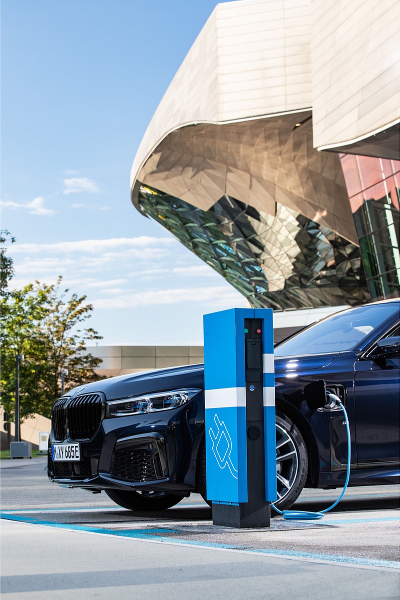 2020 BMW 7-Series Plug-In Hybrid Charging Wallpapers #125 of 131