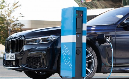 2020 BMW 7-Series Plug-In Hybrid Charging Wallpapers 450x275 (126)