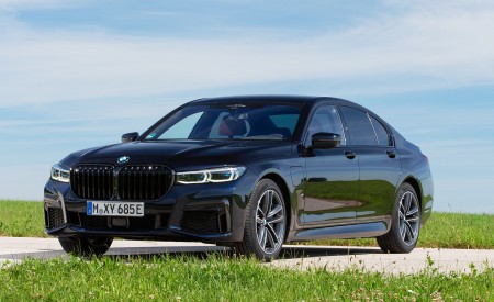 2020 BMW 7-Series Plug-In Hybrid Front Three-Quarter Wallpapers 450x275 (121)