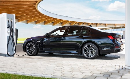 2020 BMW 7-Series Plug-In Hybrid Rear Three-Quarter Wallpapers 450x275 (123)