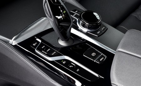 2021 BMW 545e xDrive Central Console Wallpapers 450x275 (86)