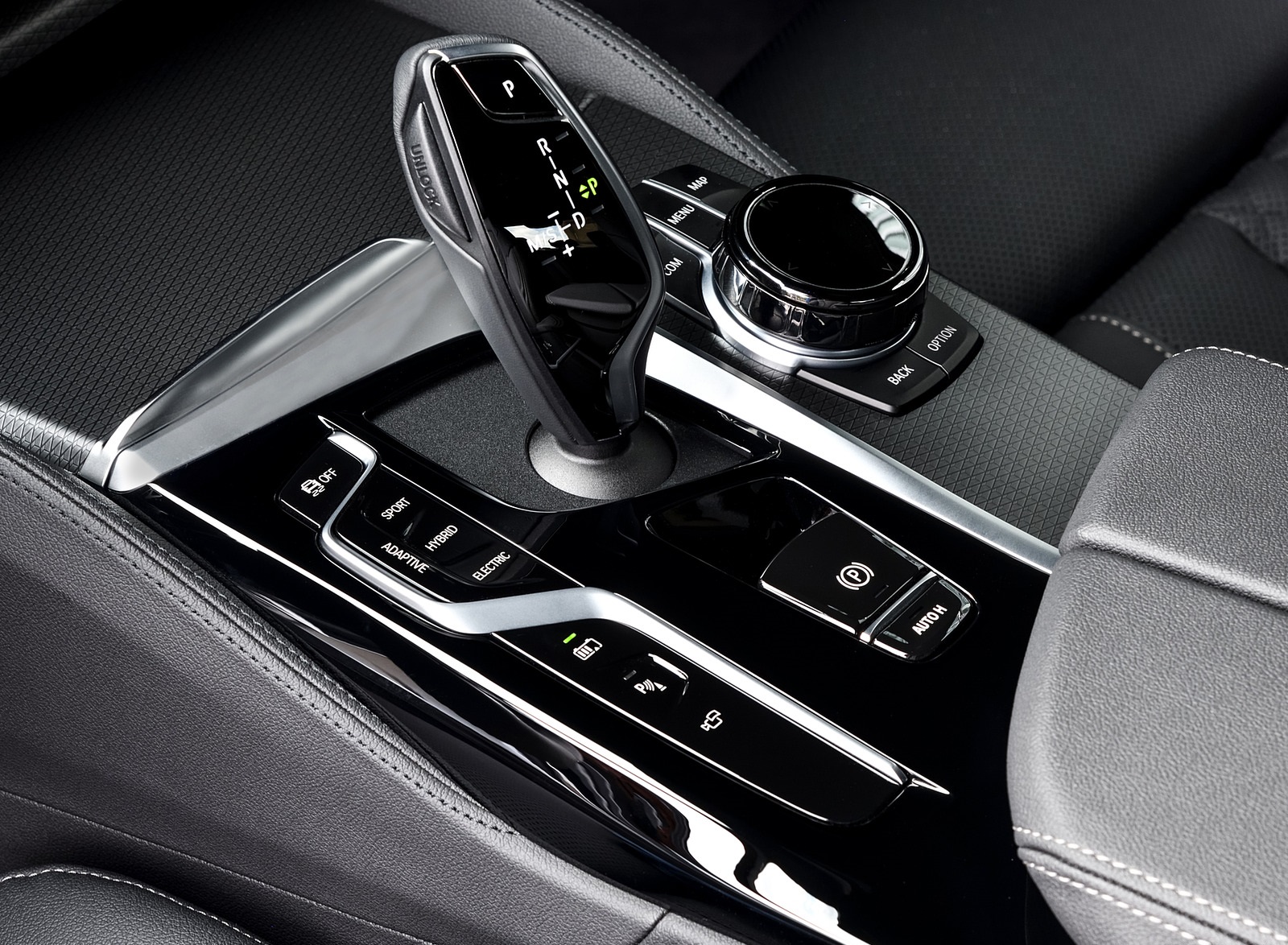 2021 BMW 545e xDrive Central Console Wallpapers #86 of 90
