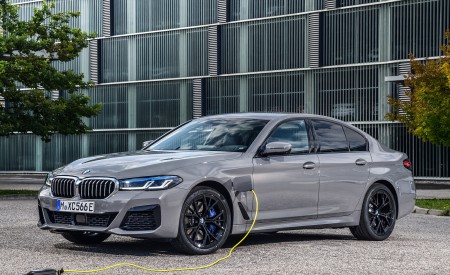 2021 BMW 545e xDrive Charging Wallpapers  450x275 (60)