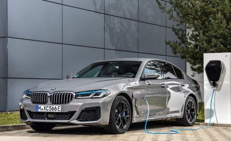 2021 BMW 545e xDrive Charging Wallpapers 450x275 (61)