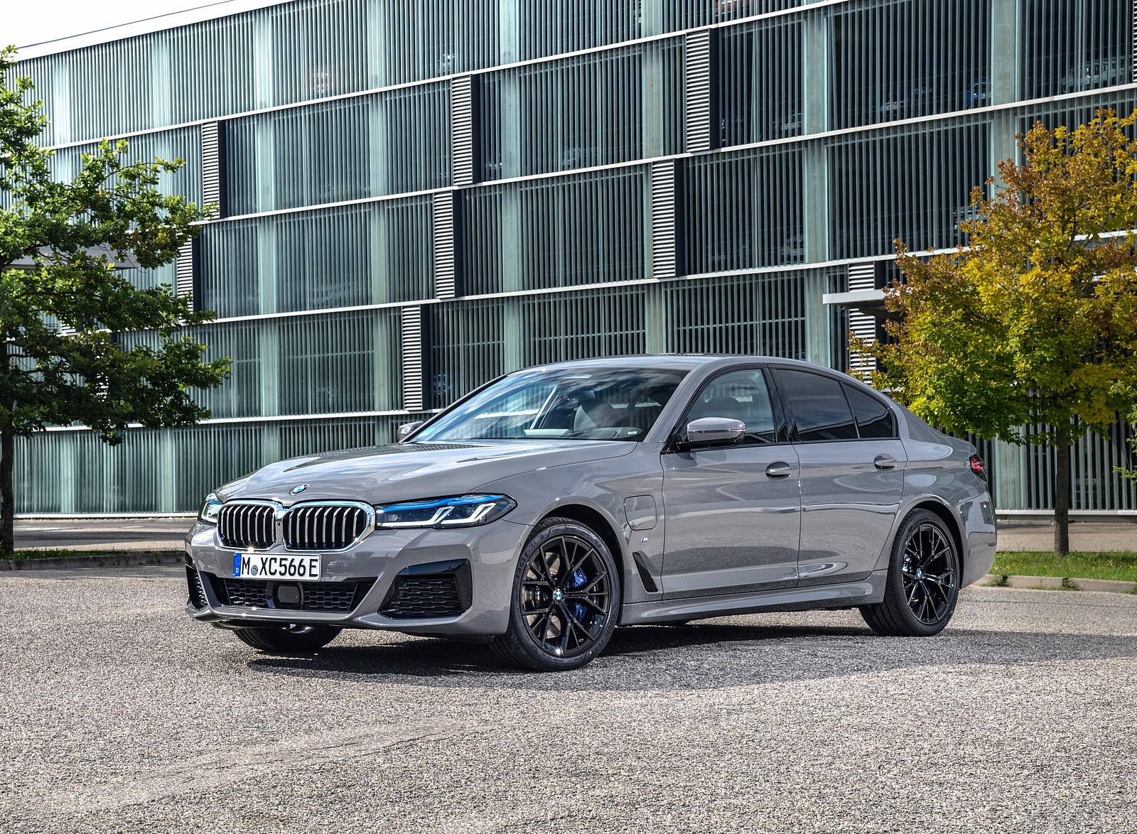 2021 BMW 545e xDrive Front Three-Quarter Wallpapers  #41 of 90