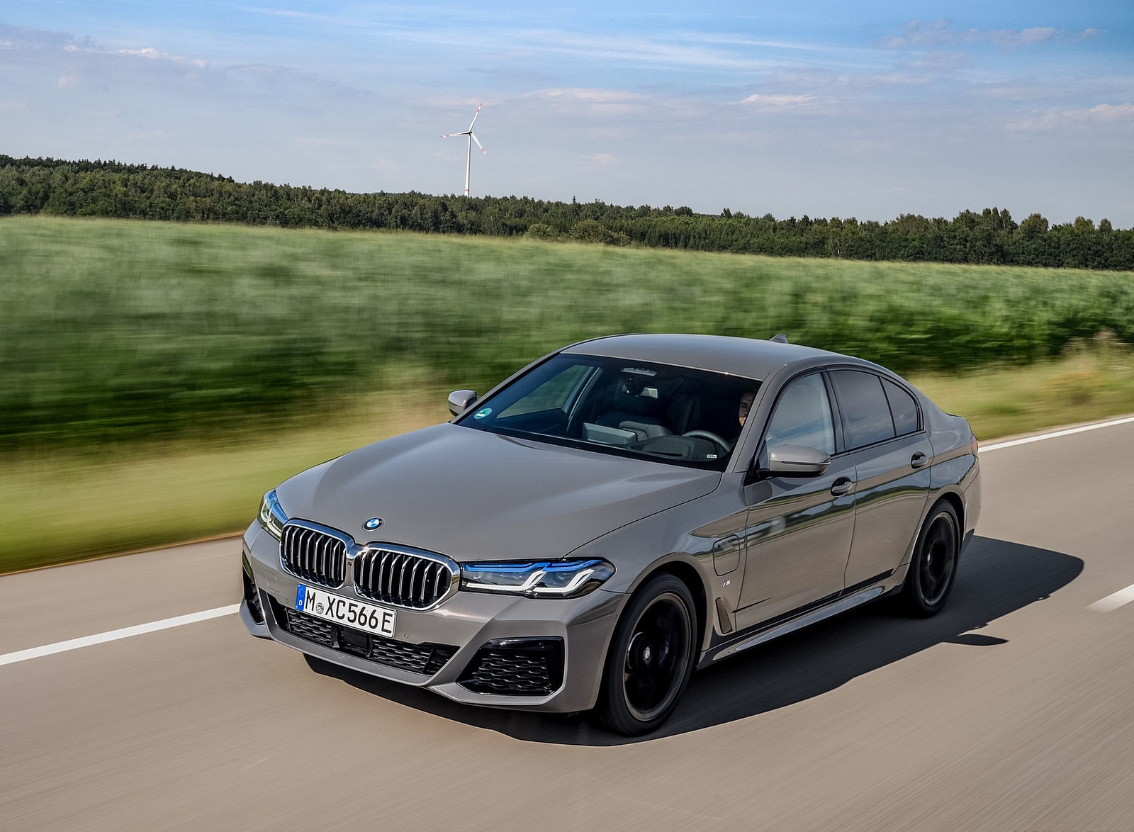 2021 BMW 545e xDrive Front Three-Quarter Wallpapers  #13 of 90