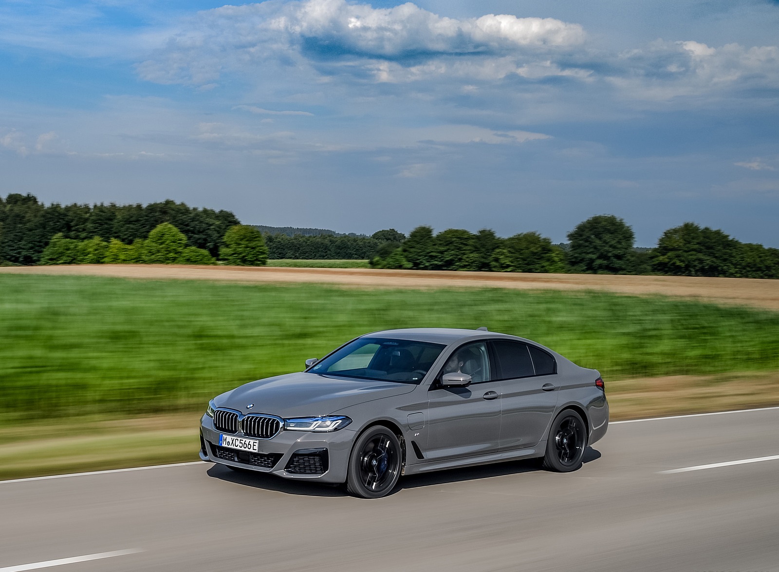 2021 BMW 545e xDrive Front Three-Quarter Wallpapers  #27 of 90