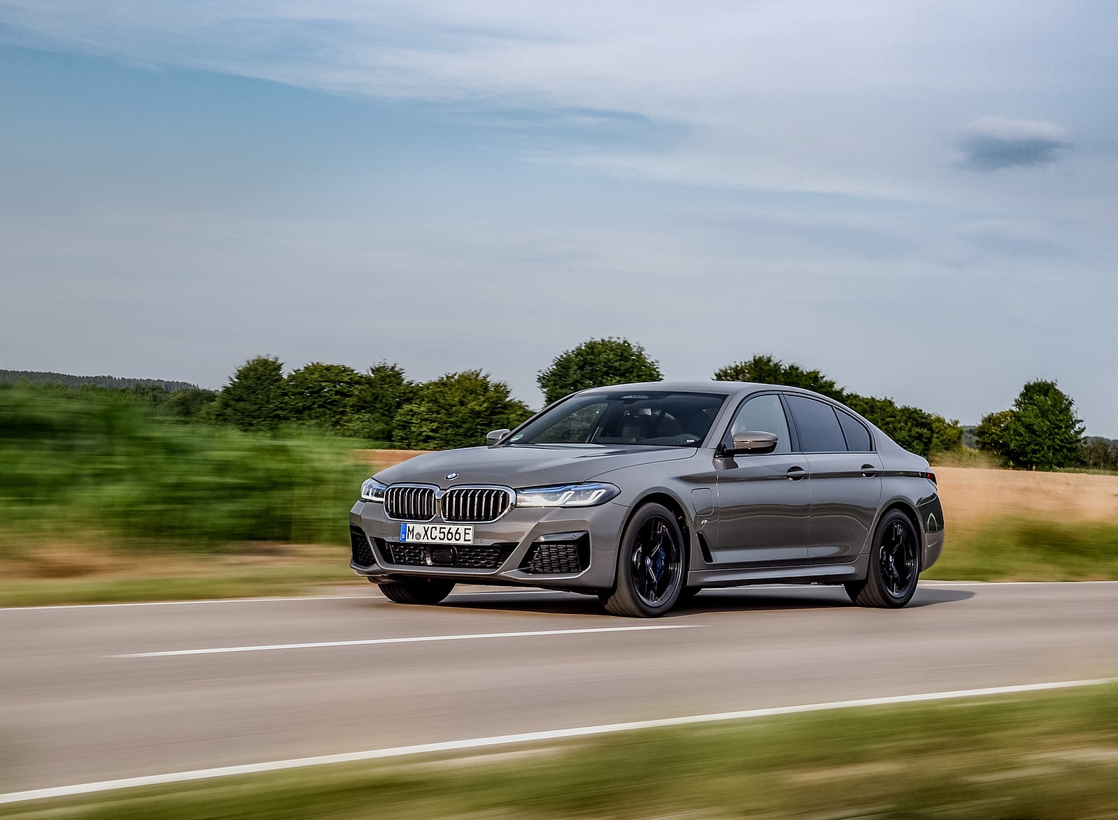 2021 BMW 545e xDrive Front Three-Quarter Wallpapers  #15 of 90