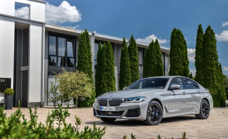 2021 BMW 545e xDrive Front Three-Quarter Wallpapers 450x275 (49)