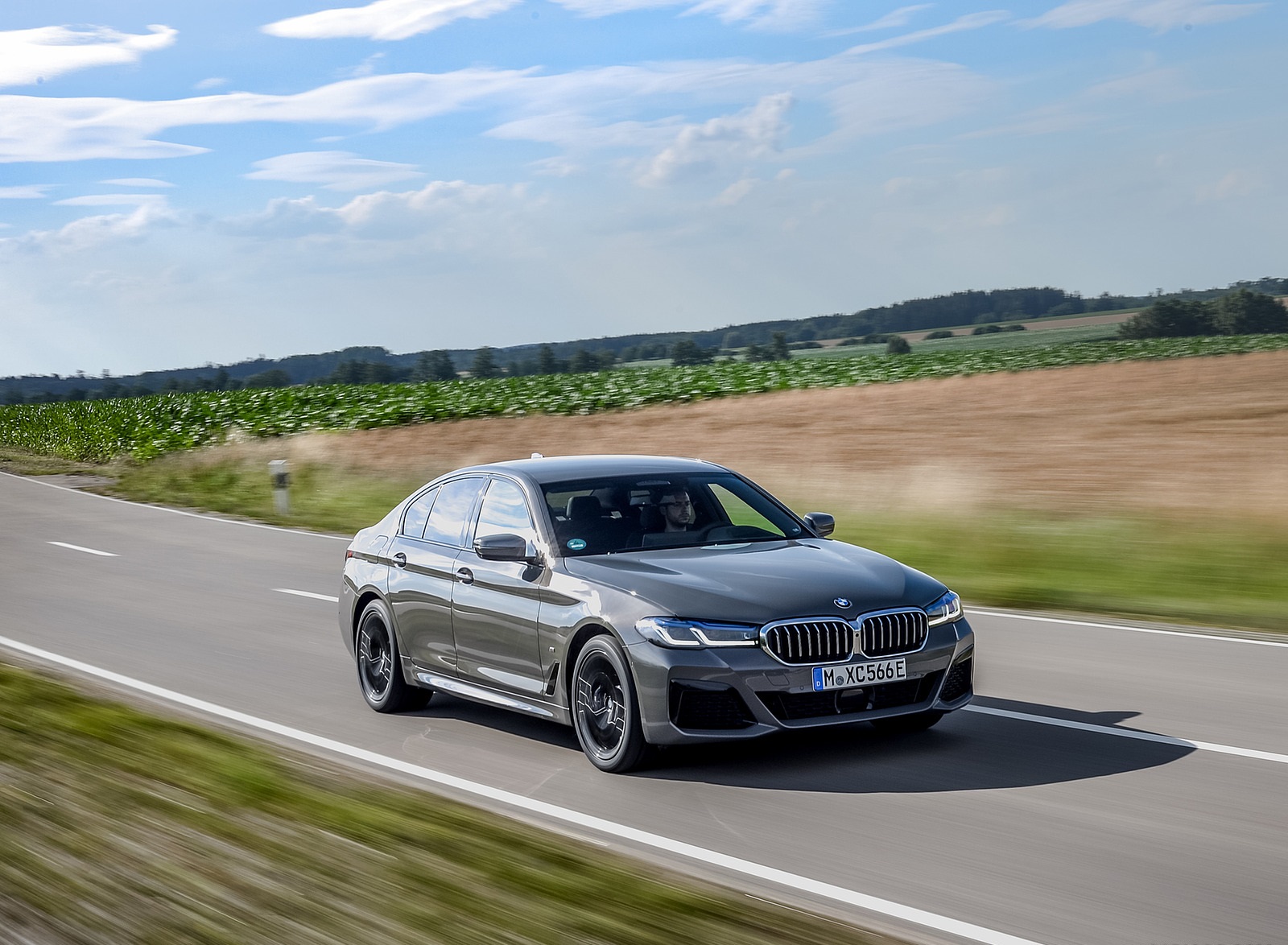 2021 BMW 545e xDrive Front Three-Quarter Wallpapers  #28 of 90
