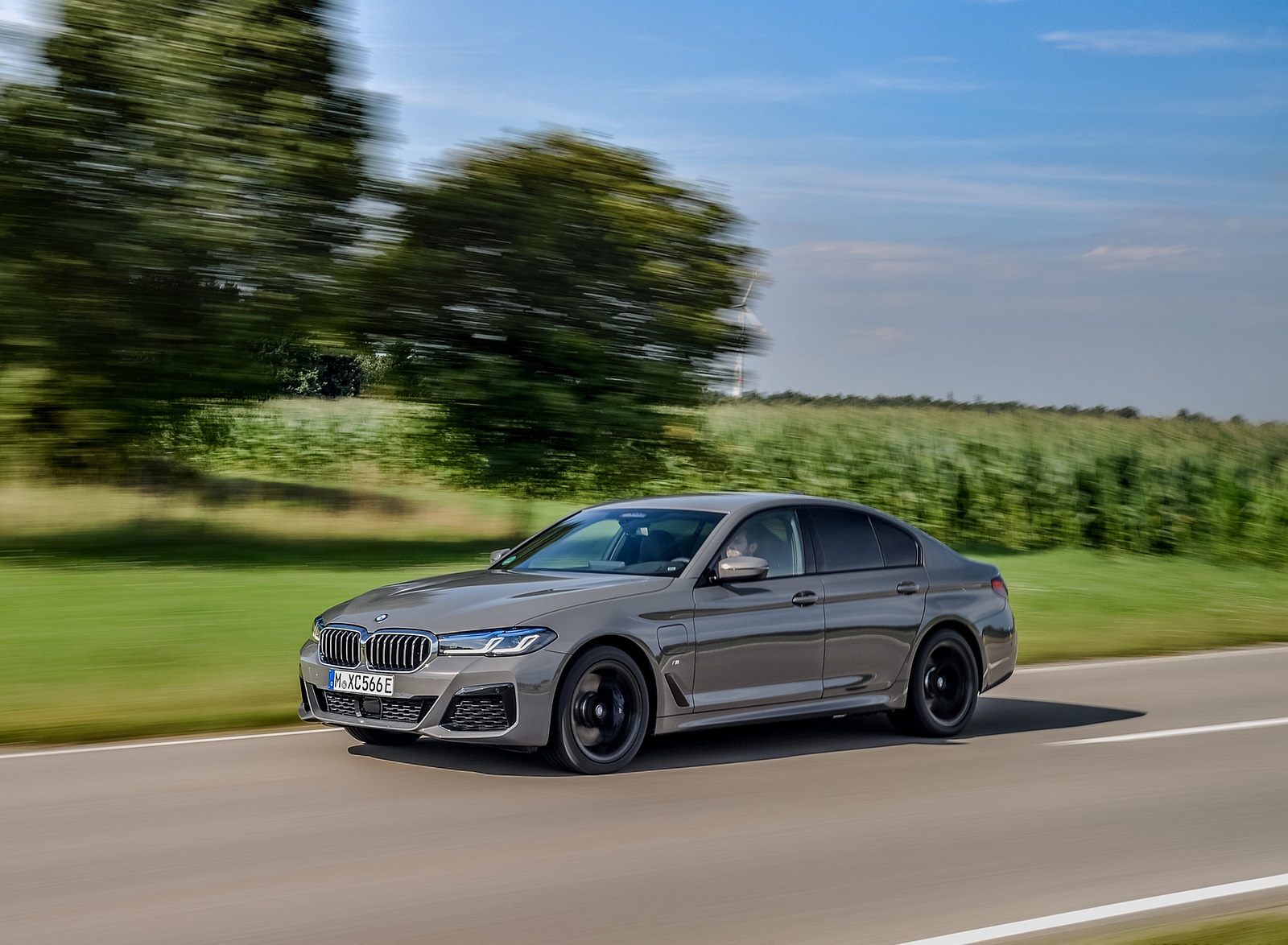 2021 BMW 545e xDrive Front Three-Quarter Wallpapers  #16 of 90