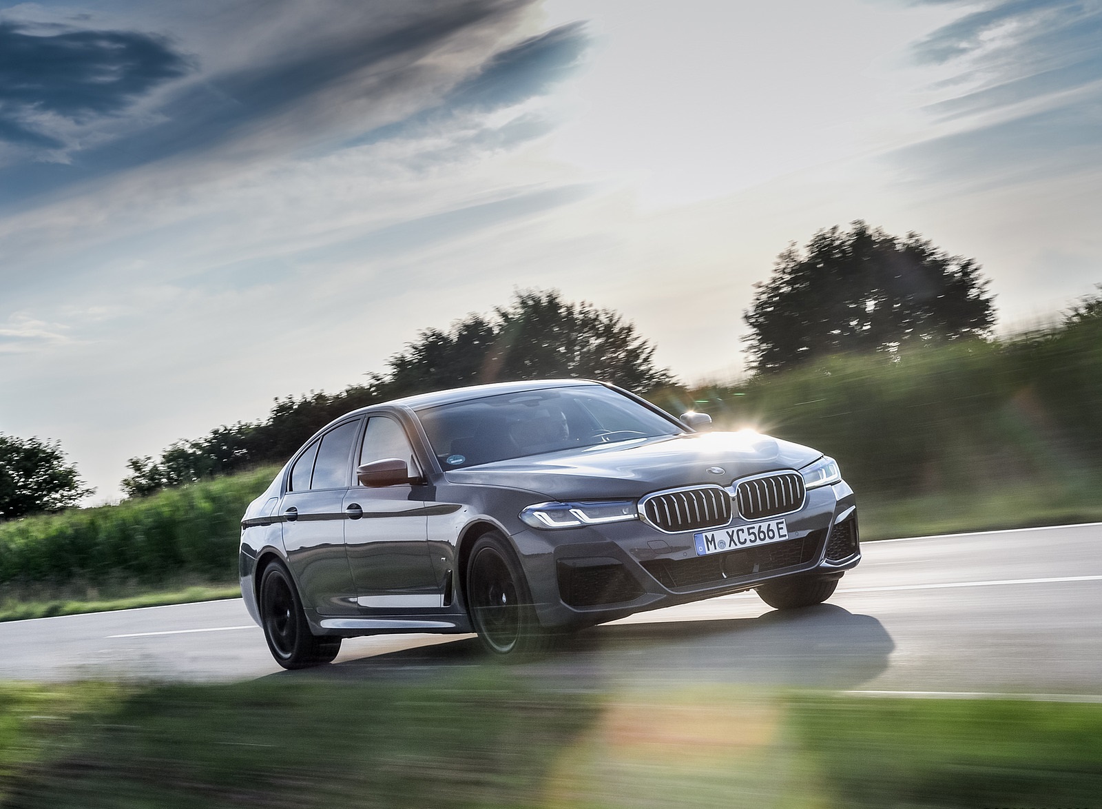 2021 BMW 545e xDrive Front Three-Quarter Wallpapers  #17 of 90