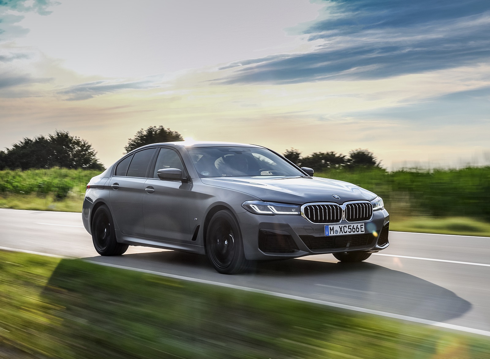 2021 BMW 545e xDrive Front Three-Quarter Wallpapers  #18 of 90