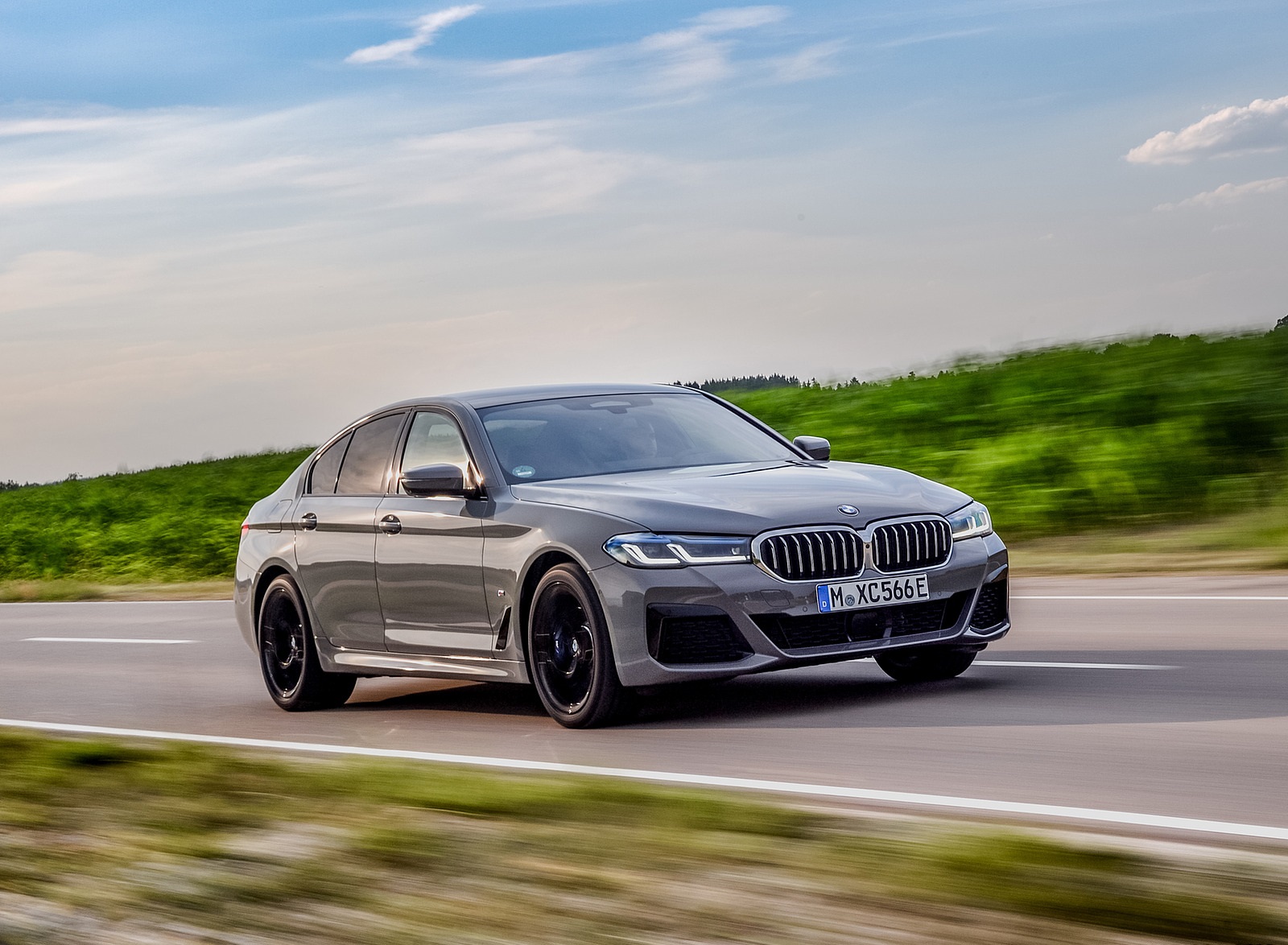2021 BMW 545e xDrive Front Three-Quarter Wallpapers  #19 of 90