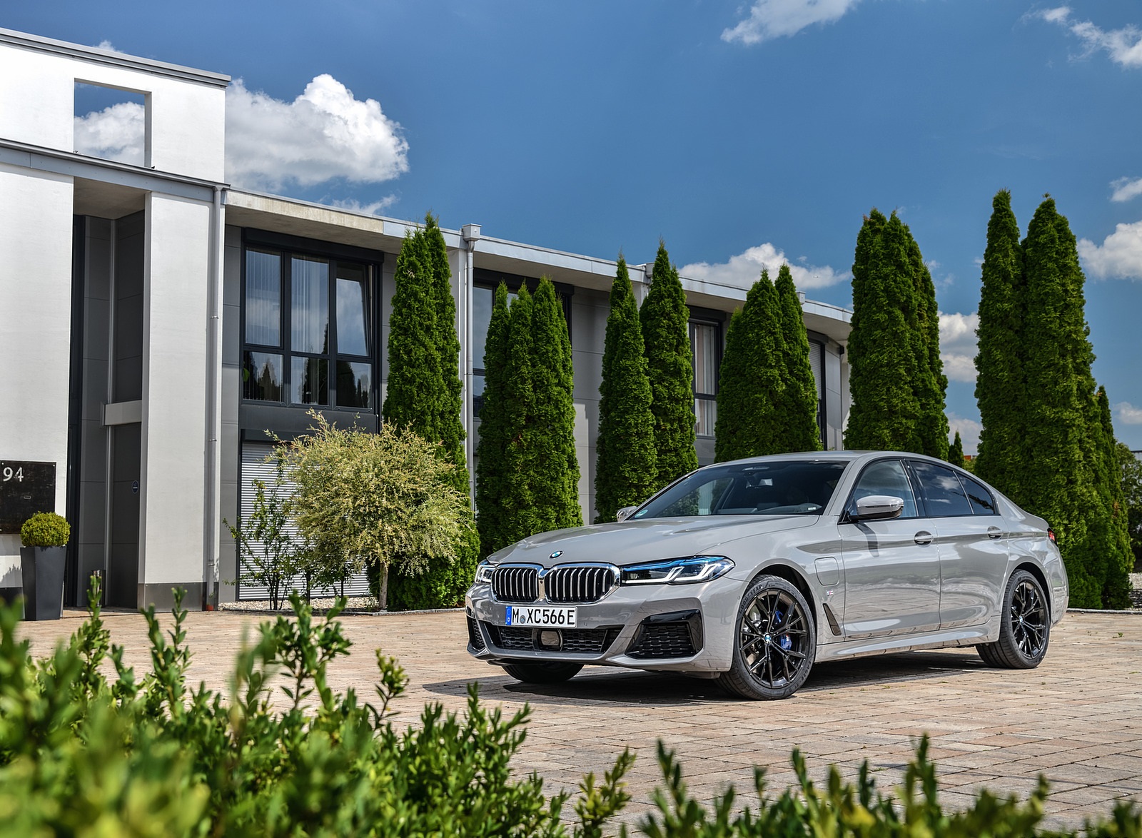 2021 BMW 545e xDrive Front Three-Quarter Wallpapers #49 of 90