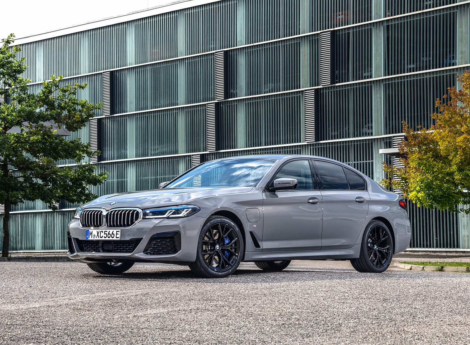 2021 BMW 545e xDrive Front Three-Quarter Wallpapers #45 of 90