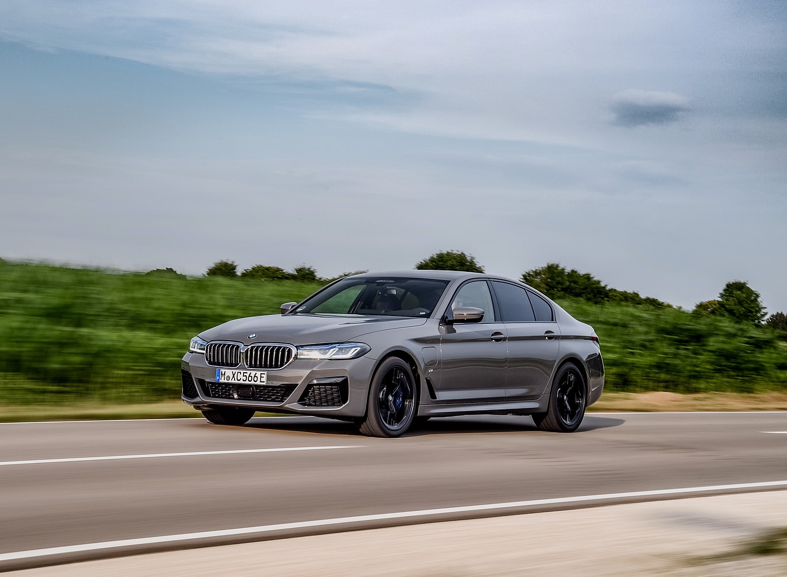 2021 BMW 545e xDrive Front Three-Quarter Wallpapers #20 of 90