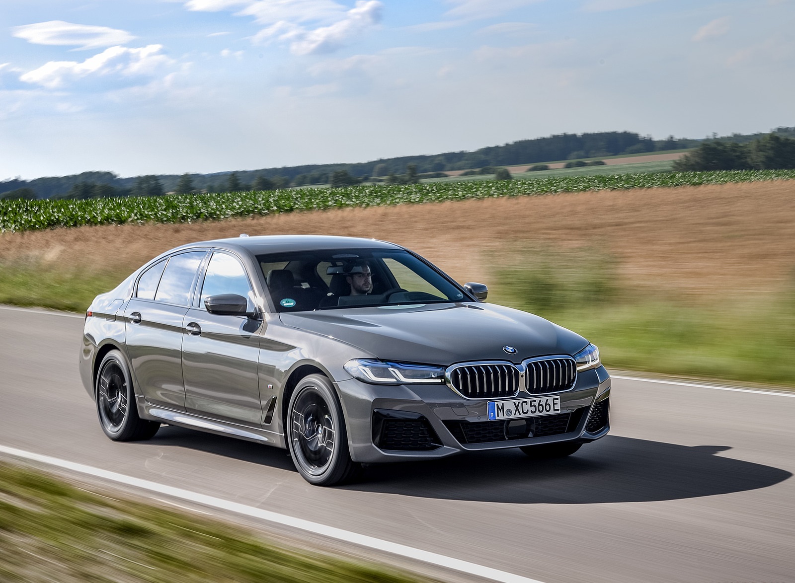 2021 BMW 545e xDrive Front Three-Quarter Wallpapers (7)