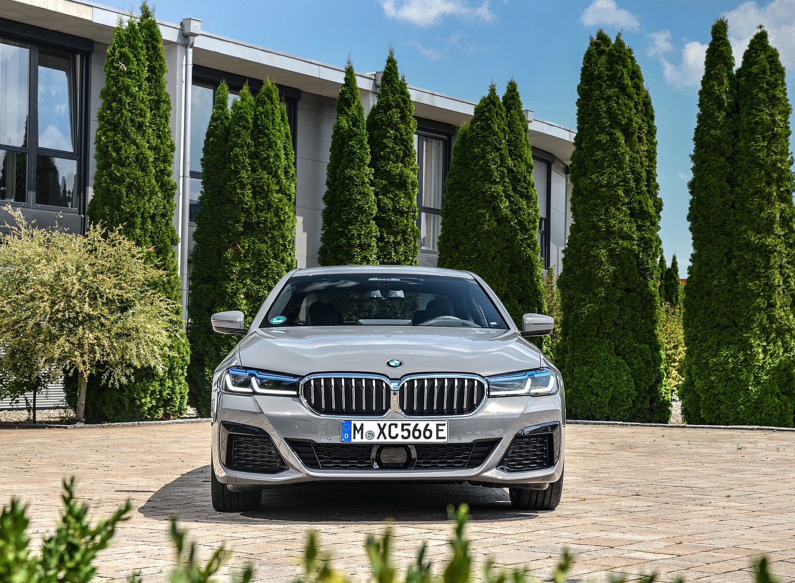 2021 BMW 545e xDrive Front Wallpapers #52 of 90