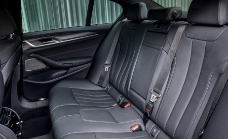 2021 BMW 545e xDrive Interior Rear Seats Wallpapers 450x275 (89)