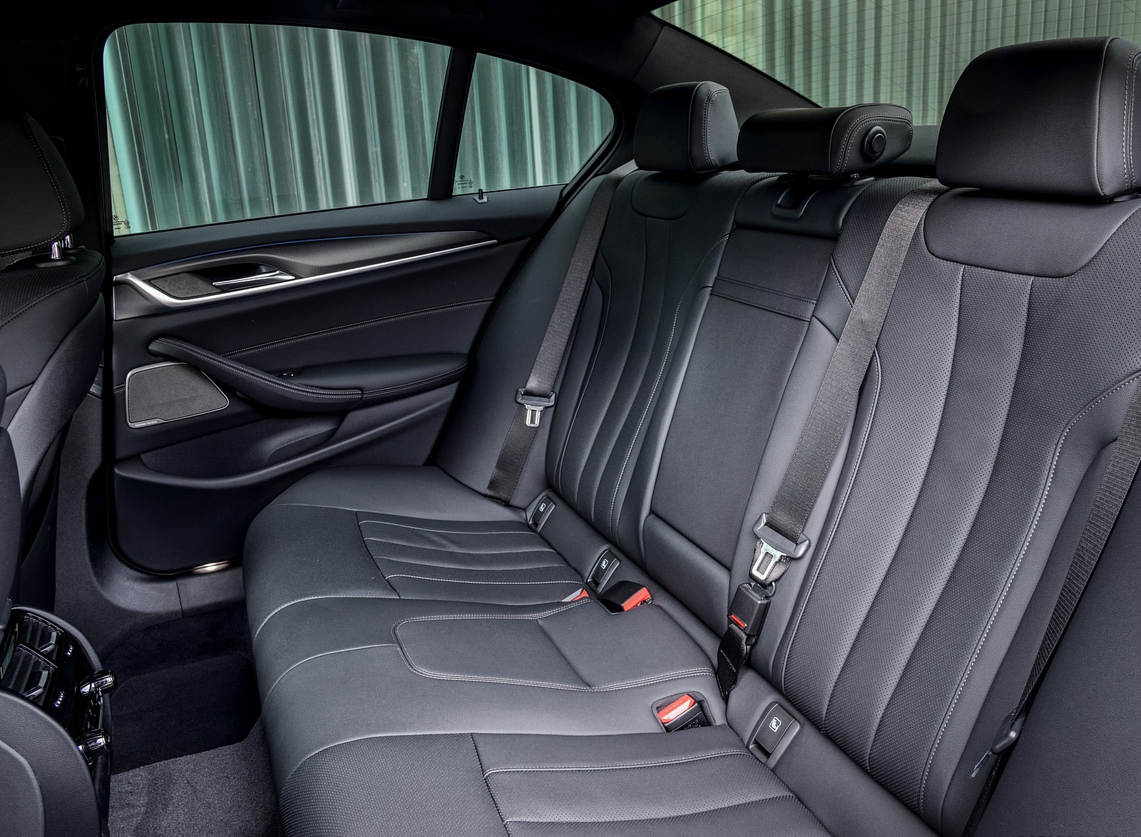 2021 BMW 545e xDrive Interior Rear Seats Wallpapers #89 of 90