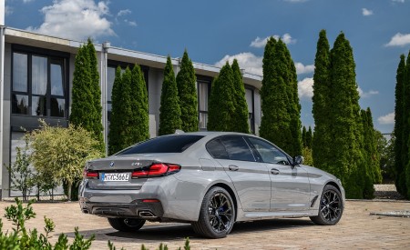 2021 BMW 545e xDrive Rear Three-Quarter Wallpapers  450x275 (53)