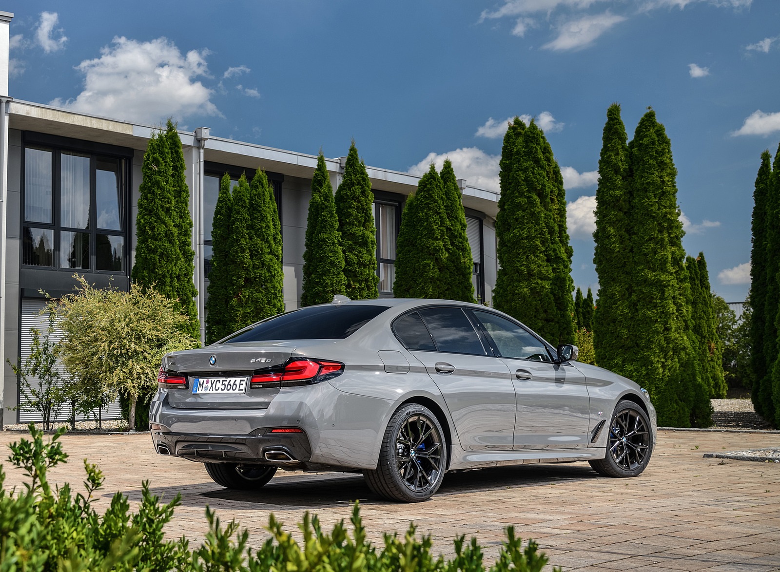 2021 BMW 545e xDrive Rear Three-Quarter Wallpapers  #53 of 90