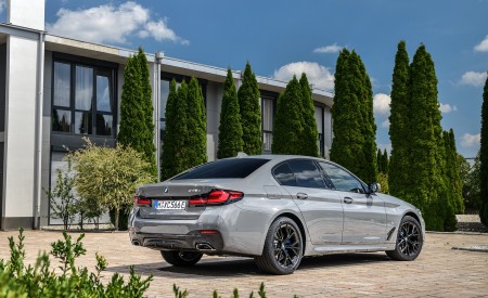 2021 BMW 545e xDrive Rear Three-Quarter Wallpapers 450x275 (56)
