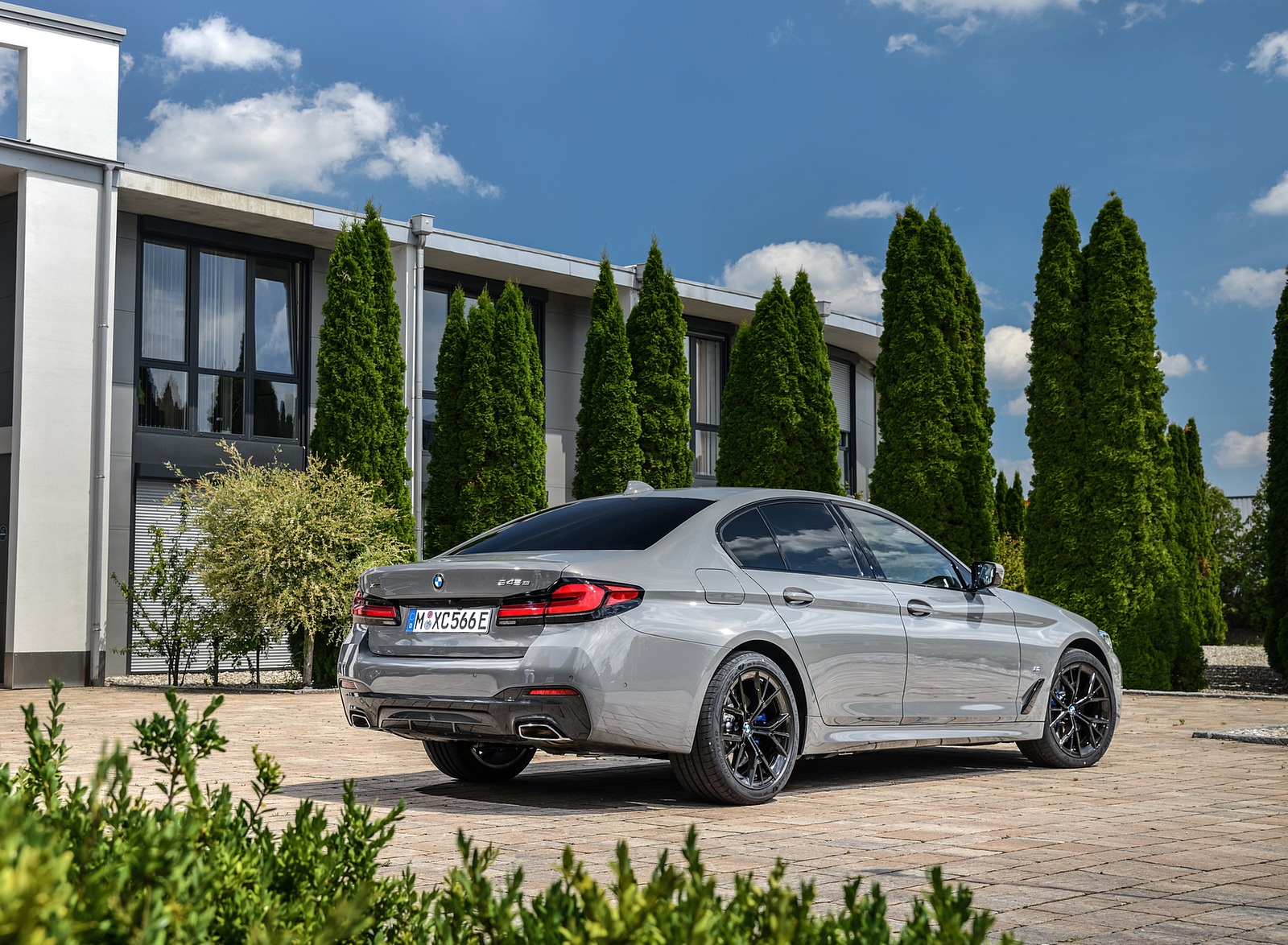 2021 BMW 545e xDrive Rear Three-Quarter Wallpapers #56 of 90