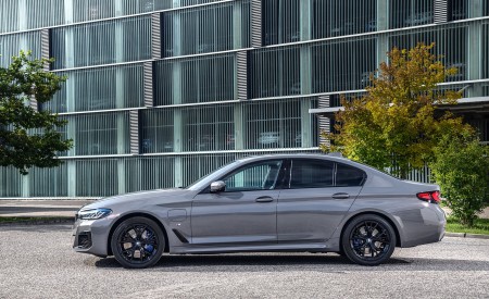 2021 BMW 545e xDrive Side Wallpapers  450x275 (47)