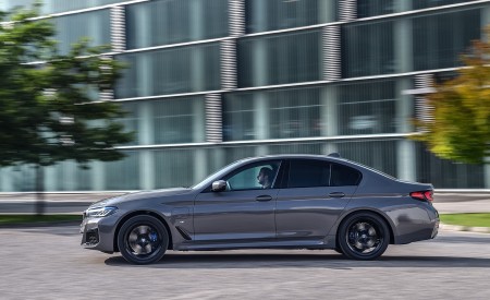 2021 BMW 545e xDrive Side Wallpapers  450x275 (39)