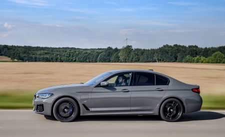 2021 BMW 545e xDrive Side Wallpapers  450x275 (33)