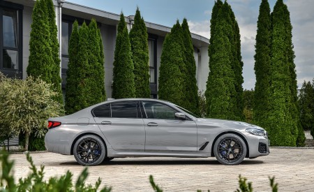 2021 BMW 545e xDrive Side Wallpapers 450x275 (59)