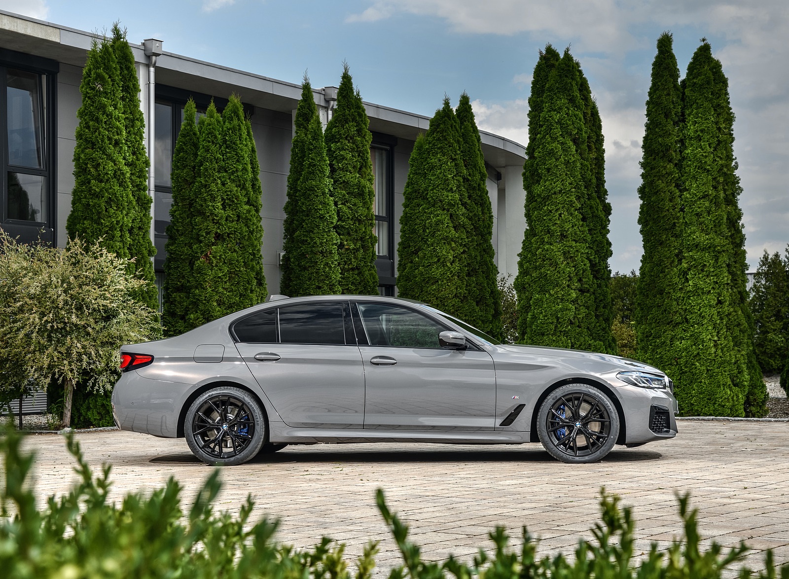 2021 BMW 545e xDrive Side Wallpapers #59 of 90