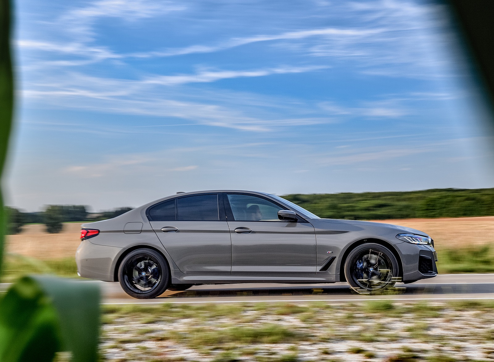2021 BMW 545e xDrive Side Wallpapers #34 of 90