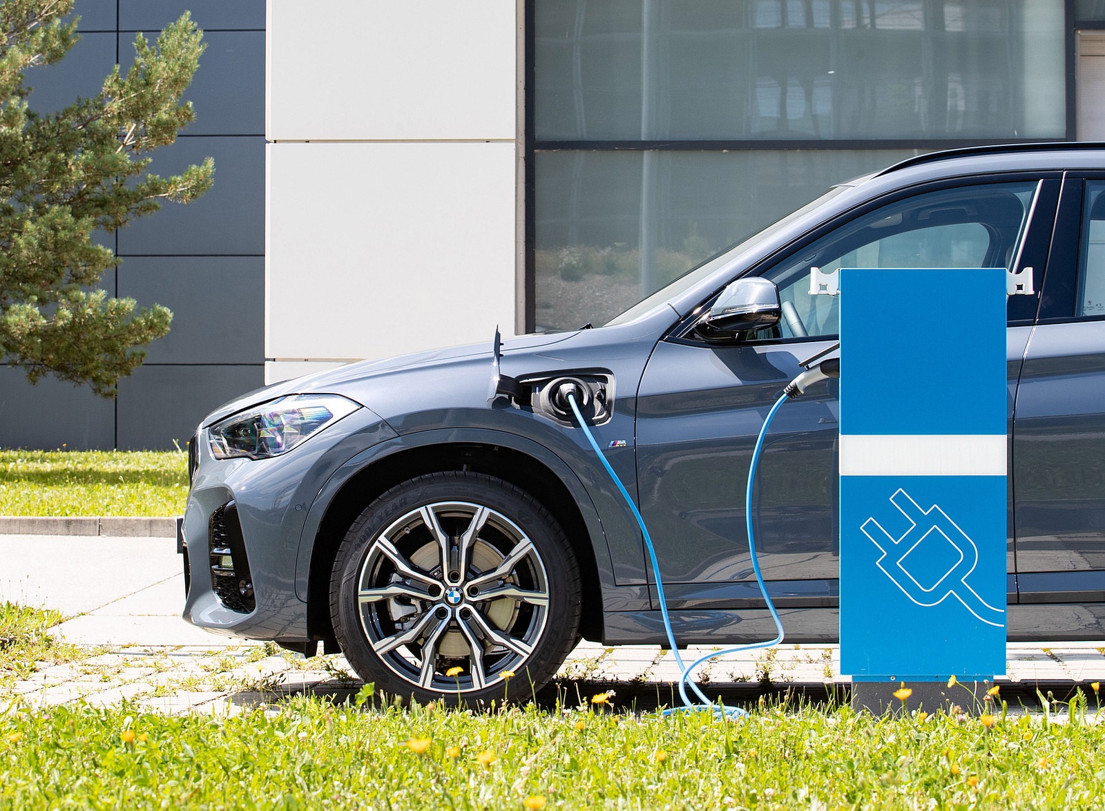 2021 BMW X1 xDrive25e Charging Wallpapers  #30 of 41