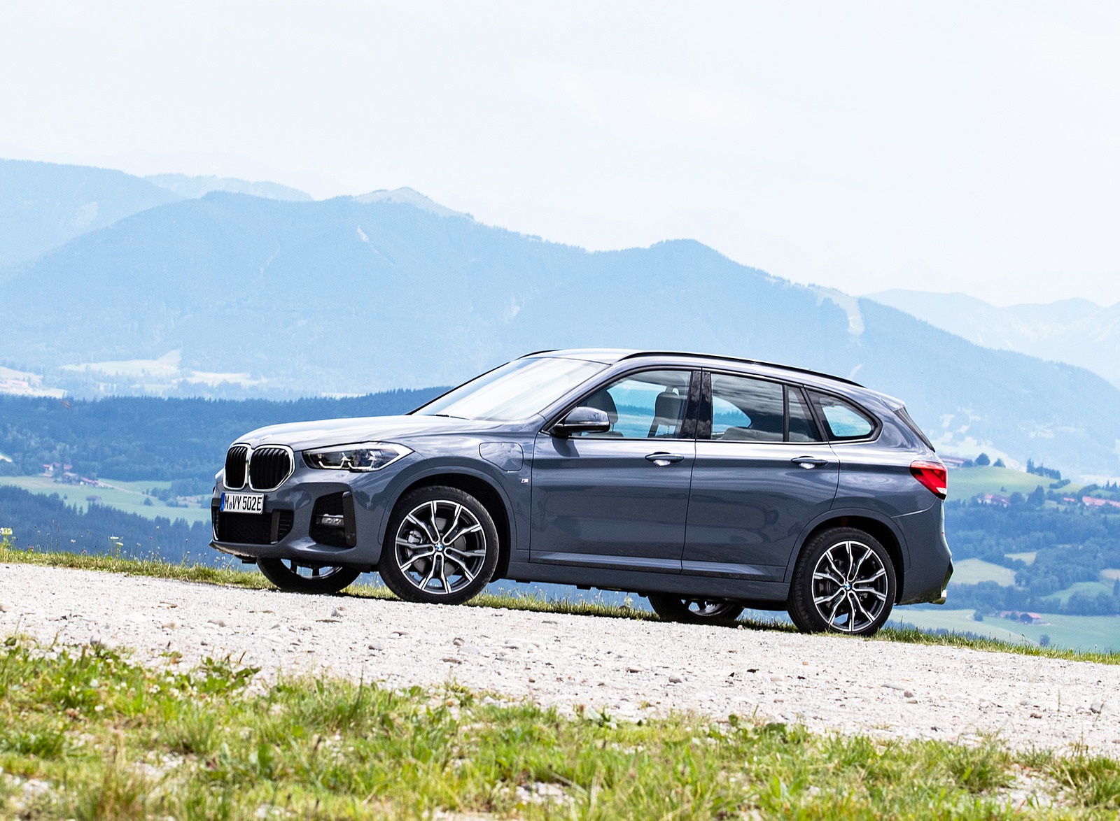 2021 BMW X1 xDrive25e Front Three-Quarter Wallpapers  #23 of 41