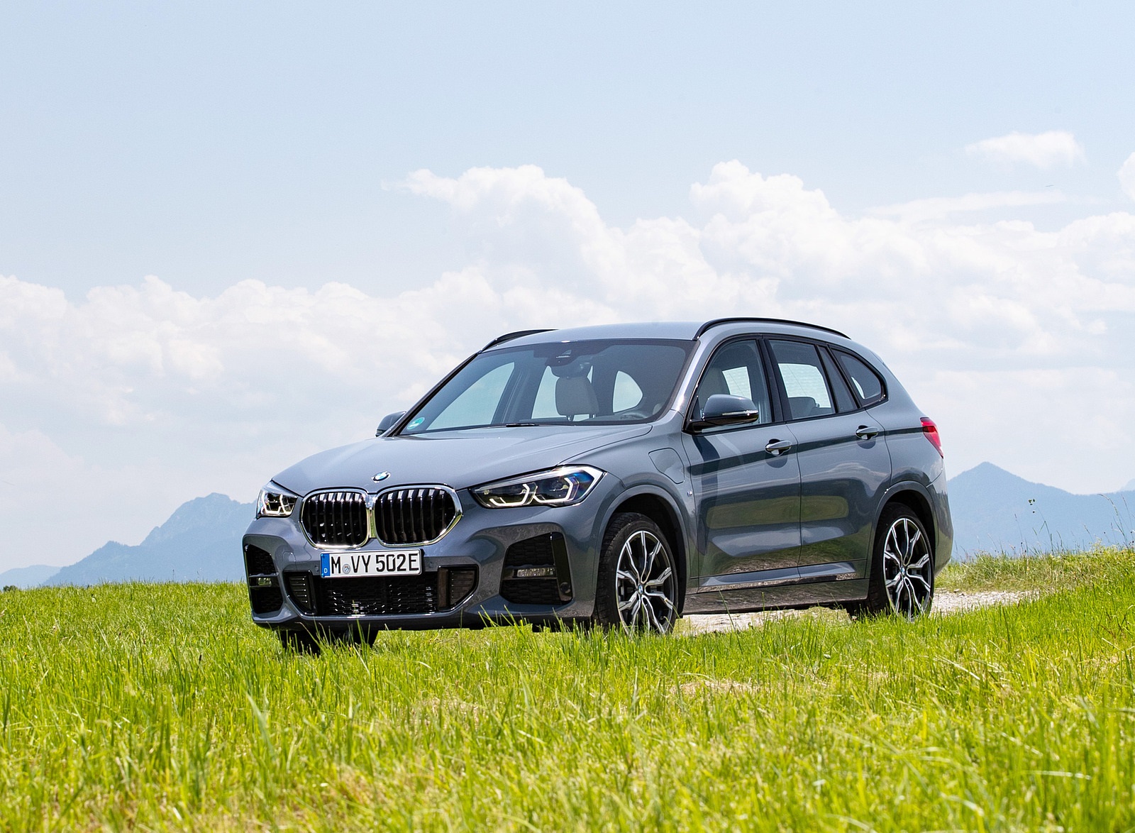 2021 BMW X1 xDrive25e Front Three-Quarter Wallpapers  #24 of 41