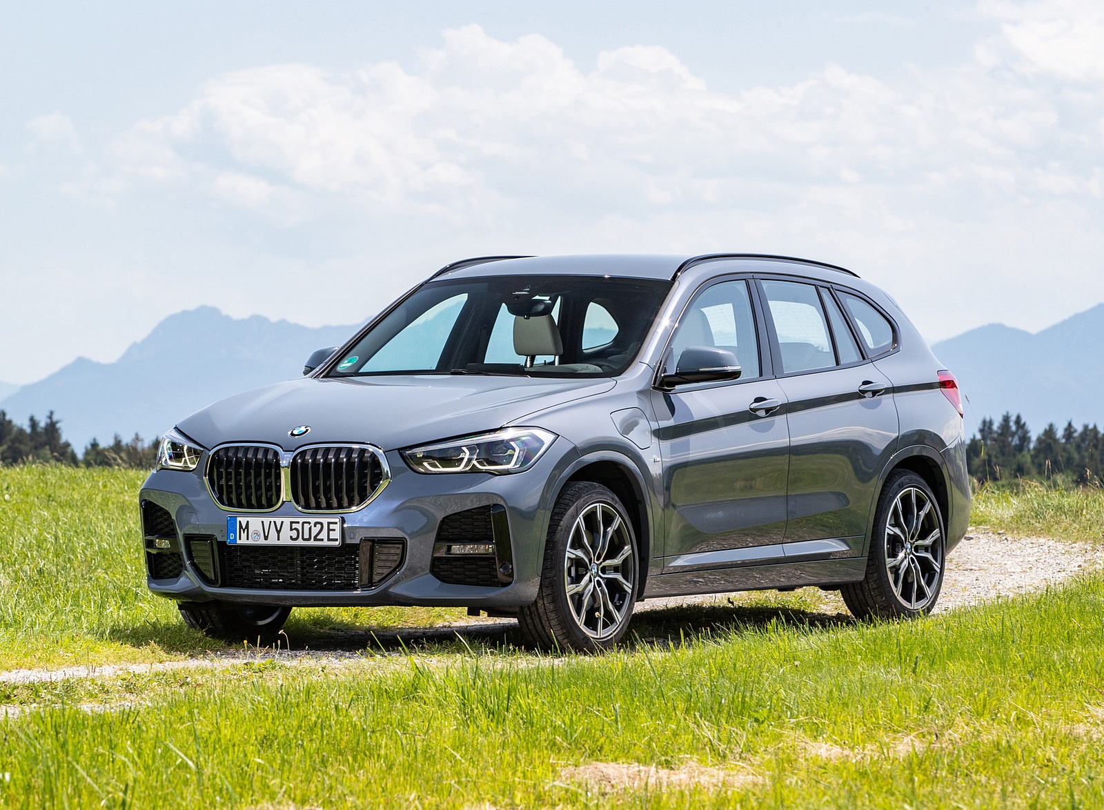2021 BMW X1 xDrive25e Front Three-Quarter Wallpapers  #25 of 41